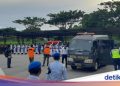 Haru Warga Kendari Sambut Jenazah Perwira Marinir Gugur Diserang KKB Papua