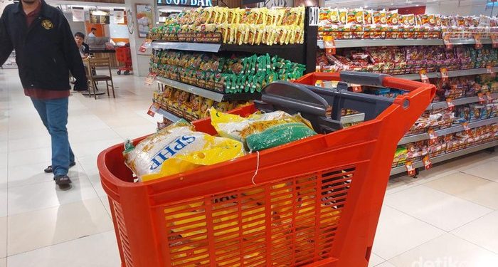 Ada Promo Jumbo di Transmart Full Day Sale, Pengunjung Borong Beras