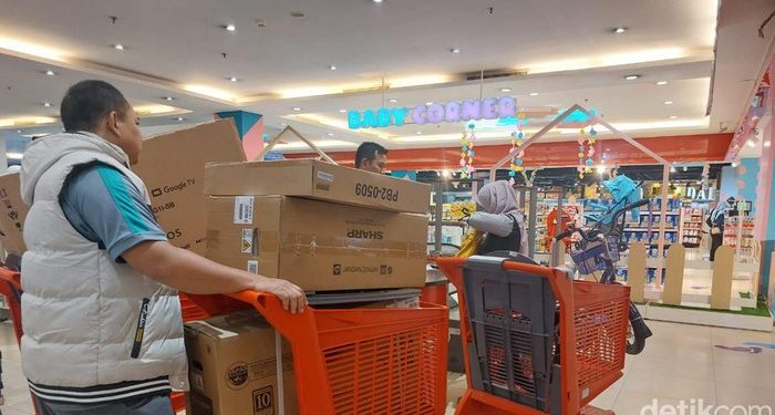 Kejar Diskon Gede-gedean, Pelanggan Pulang Kerja Langsung ke Transmart