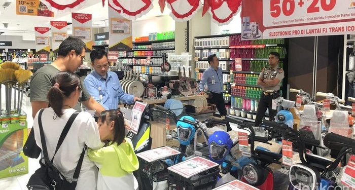 Pengunjung Transmart Trans Icon Surabaya Happy Banyak Diskon Full Day Sale