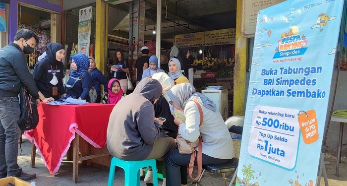 Grebek Pasar Sidomoro Gresik, BRI Kenalkan Transaksi QRIS ke Pedagang