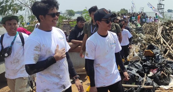 Pandawara Group Ajak Pemuda Sikat Sampah di Kampung Nelayan Semarang