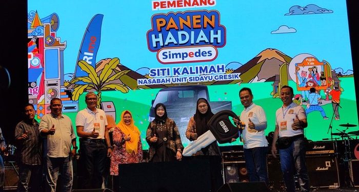 Panen Hadiah Simpedes, Dua Nasabah BRI di Gresik Dapat Mobil