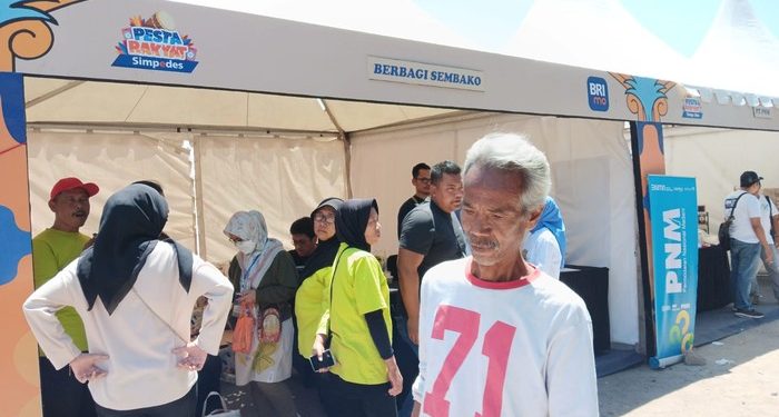 Ratusan Warga Ponorogo Dapat Sembako Gratis di Pesta Rakyat Simpedes