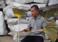 Olah Rumput Rayung Jadi Sapu, Perajin Ini Kantongi Omzet Rp 500 Juta/Bulan