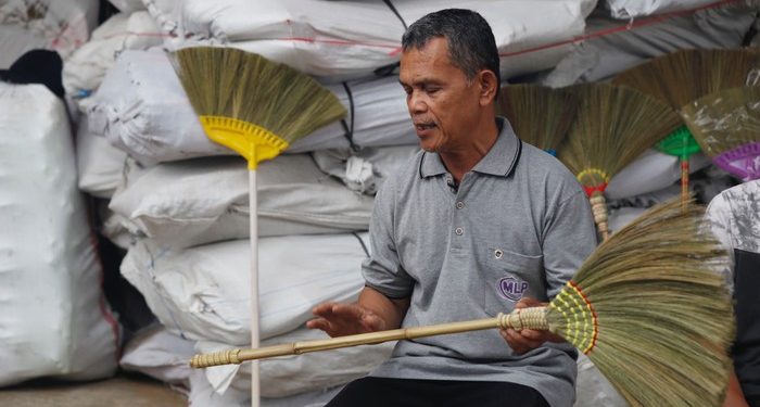 Olah Rumput Rayung Jadi Sapu, Perajin Ini Kantongi Omzet Rp 500 Juta/Bulan