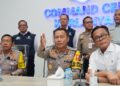Kakorlantas Polri dan Wamen BUMN melakukan kunjungan ke Command Center KM 29 PJR Korlantas Polri di Tol Jakarta-Cikampek, Jumat (27/12/2023)