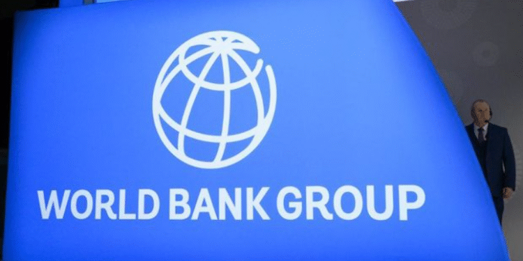 Bank Dunia Prediksi Rasio Penerimaan Indonesia 2025 Menurun, Utang Negara Terus Meningkat