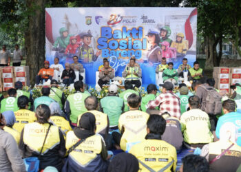 Polri Salurkan Bansos untuk 550 Ojol di Tugu Proklamasi Jakarta