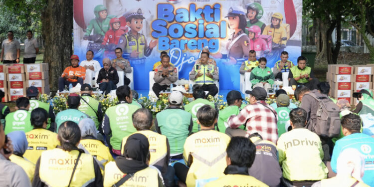Polri Salurkan Bansos untuk 550 Ojol di Tugu Proklamasi Jakarta