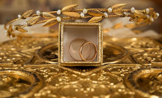 Harga Emas dan Perak Melambung Tinggi, Investor Cermati Ketidakpastian Global dan Arah Suku Bunga